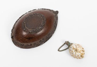 XIXème siècle Tasse de chasse (?) en noix de coco sculptée de frises de pampres ou...