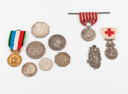 null Small batch of medals, decorations, coins and tokens, some in silver. 
Gross...