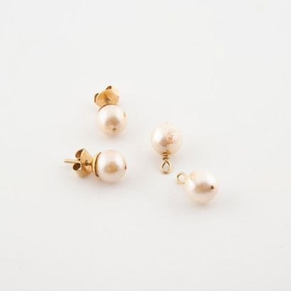 null Paire de puces d'oreilles en or jaune (750) ornées d'une perle blanche de culture...