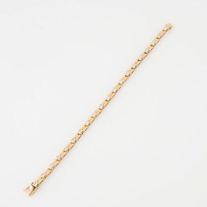 null Bracelet ligne articulée en or jaune (585) formé d'une alternance de maillons...