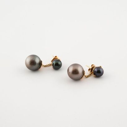 null Paire de pendants d'oreille en or jaune (750) formés de clous ornés d'une perle...