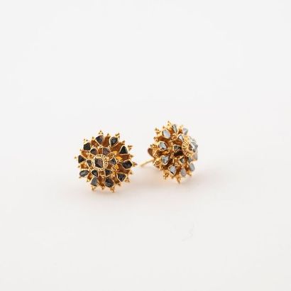 null Pair of yellow gold (750) ear chips with a stepped rosette pattern adorned with...