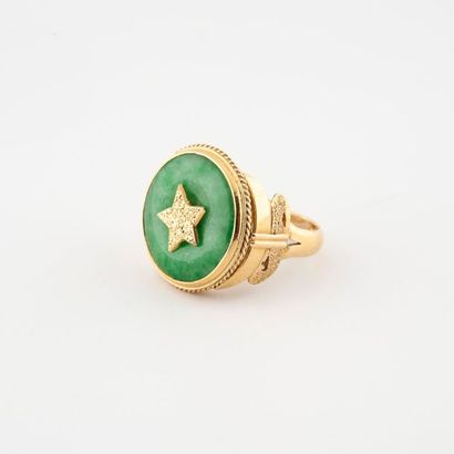 null Ring in yellow gold (750) in the form of a signet ring set with a disc of jade...