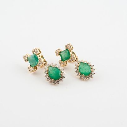 null Pair of yellow gold (750) ear pendants formed of a stepped square-cut emerald...