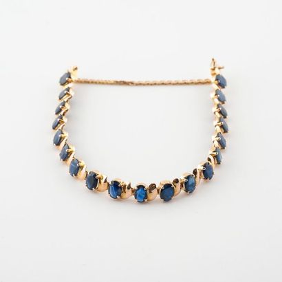 null Articulated line bracelet in yellow gold (375) adorned with oval sapphires in...