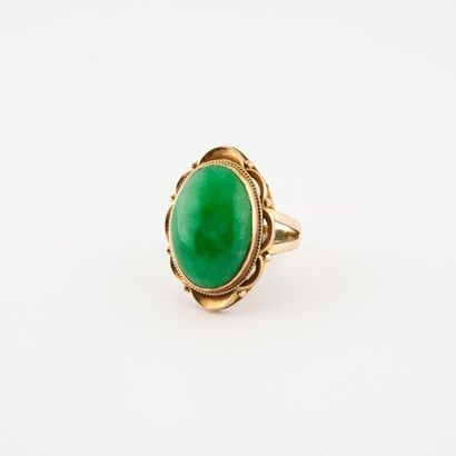 null Marquise ring in yellow gold (375) centered on an oval cabochon of jade bathed...