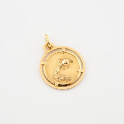 null Pendant medal in yellow gold (750) decorated with the astrological sign Aquarius....
