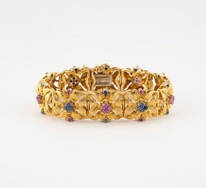 null Articulated bracelet in chased and amati (750) yellow gold, formed of ten flower...