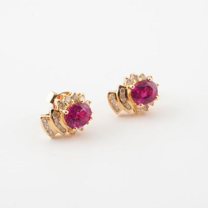 null Pair of yellow gold (585) earrings formed of a daisy pattern centered on an...