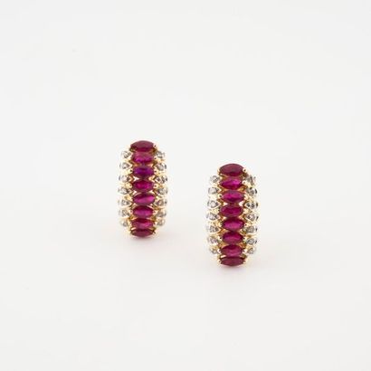 null Paire de boucles d'oreilles en or jaune (585) de forme bombée centrée d'une...