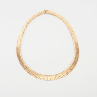 null Three-tone gold necklace (750) made of small alternating tongues in a slight...