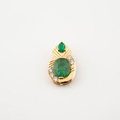 Yellow gold pendant (750) formed of an oval...