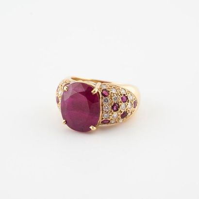 null Important ring in yellow gold (750) centered with a faceted oval synthetic ruby...