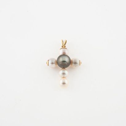 Pendant in yellow gold (750) featuring a...