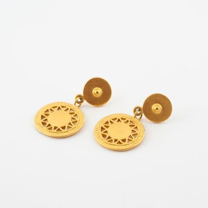 null Paire de pendants d'oreille en métal doré formés de deux disques en amati, le...