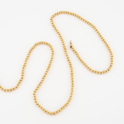 Collier de perles d'or jaune (750).
Fermoir...