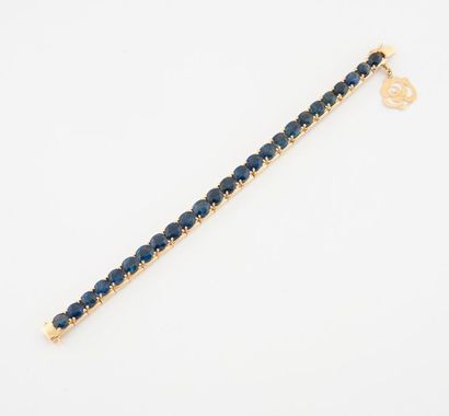 null Line bracelet in yellow gold (585) adorned with faceted oval sapphires in claw...