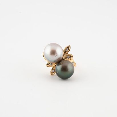 null Toi et Moi ring in yellow gold (750) set with two cultured pearls, one black,...