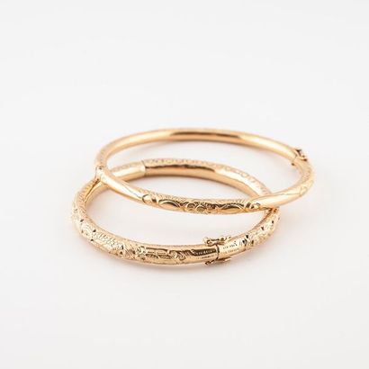 Deux bracelets joncs en or jaune (750) creux...