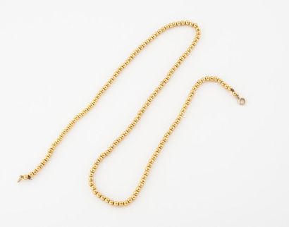 Collier de perles d'or jaune (585).
Fermoir...