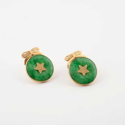 null Pair of yellow gold (750) earrings with a partly amati knot and a jade disc...
