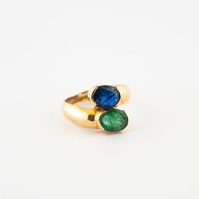 null Ring Toi et Moi in yellow gold (750) set with an emerald and a faceted oval...