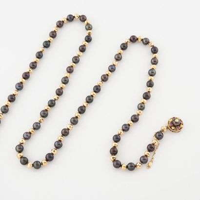 null Long collier formé d'une alternance de perles de culture noires et de perles...