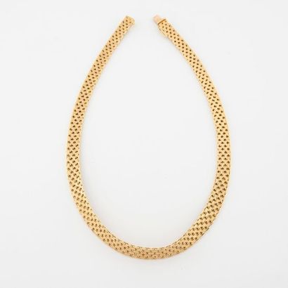 null Necklace yellow gold ribbon (585) with braided mesh amatie in slight fall.
Clasp...