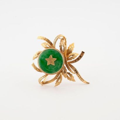 null Brooch in chased yellow gold (750) featuring a flower, formed by a disc of jade...