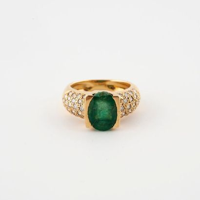null Yellow gold ring (750) centered with a faceted oval emerald in half-closed setting,...