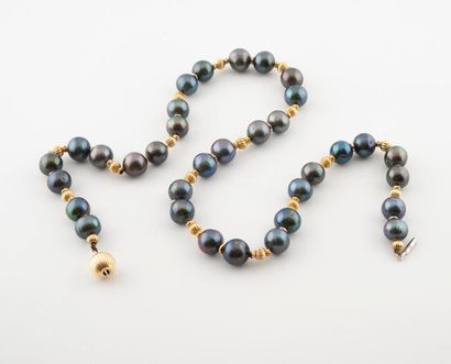 Necklace made of an alternation of two black...