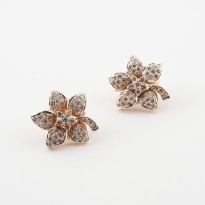 null Pair of earrings in yellow and white gold (750) featuring a flower entirely...