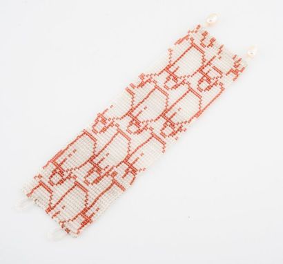 DIOR, circa 2005 Bracelet formé d'un tissage de perles blanches et roses figurant...