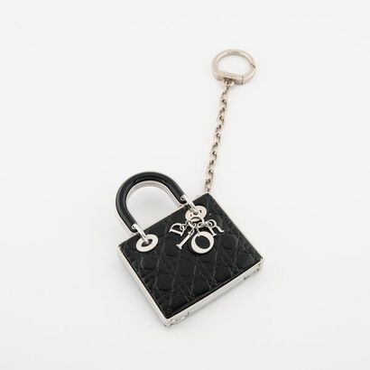 DIOR Charm "Lady Dior" en métal chromé orné d'un cannage de cuir noir, anse en composition...