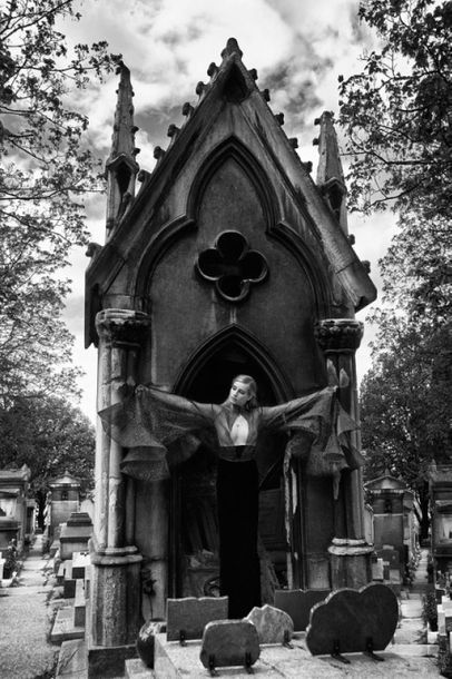 Photographie "La Mariée était en noir" de Sylvia Galmot, 80x120cm 

Le titre de l'œuvre...