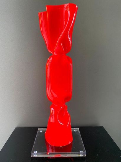 Sculpture de Laurence Jenk "Wrapping Bonbon Rouge », plexiglas 46 cm, socle en plexiglas...
