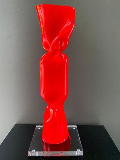 Sculpture de Laurence Jenk "Wrapping Bonbon Rouge », plexiglas 46 cm, socle en plexiglas...