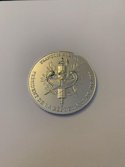 Médaille offerte par François Hollande Médaille en métal argenté éditée par la monnaie...