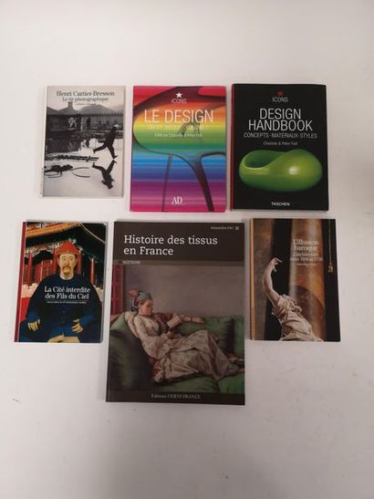 Lot de six volumes : - Histoire des tissus en France. 
- Design Handbook. 
Taschen....