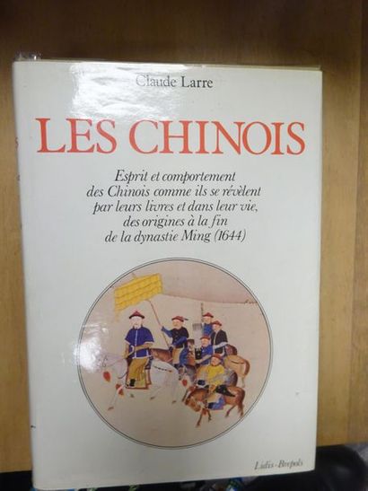 Lot comprenant : - CLAUDE LARRE
Les chinois. 
Lidis Brepols, Paris, 1981. 
Un volume...