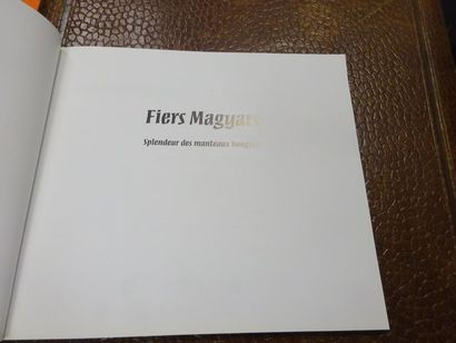 null Fiers Magyars. Splendeur des manteaux hongrois. 
1 vol. in-8, broché. 
Etat...