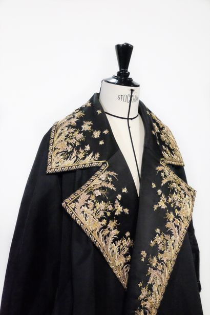 Guo Pei 
Un manteau Couture brodé de fils d’or

Pièce unique de la collection Guo...