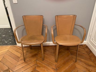 null 
CATTELAN, Lara

Quatre chaises et deux fauteuils en cuir sable ciré ou rosé.

Etiquette...