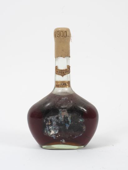 GELAS & FILS Une bouteille, 1900.

Armagnac hors d'âge.

Niveau bas.

Sans étiquette.

Capsule...