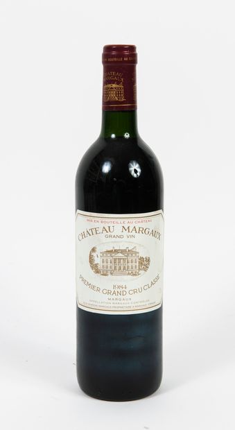 CHÂTEAU MARGAUX Une bouteille, 1984. 

Niveau bas goulot. 

Petites taches et frottements...