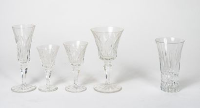 SAINT-LOUIS Partie de service de verre en cristal taillé comprenant : 

-12 verres...