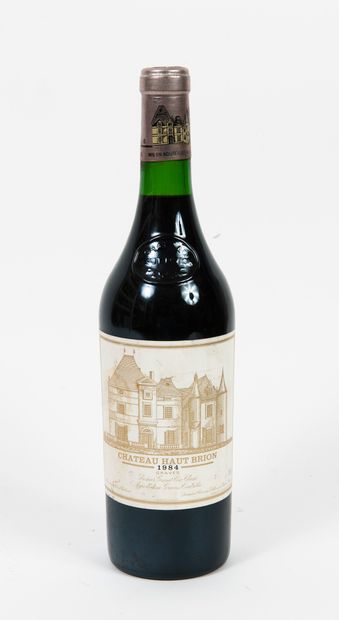 Château Haut Brion Une bouteille, 1984. 

Niveau bas goulot. 

Taches sur l'étiq...