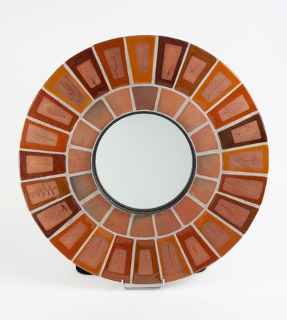 ROGER CAPRON (1922-2006) Miroir circulaire Herbier.

A décor de deux lignes de carreaux...
