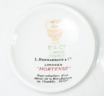 J.BERNARDAUD & CO, Limoges Modèle Hortense.

En porcelaine comprenant :

-12 tasses...