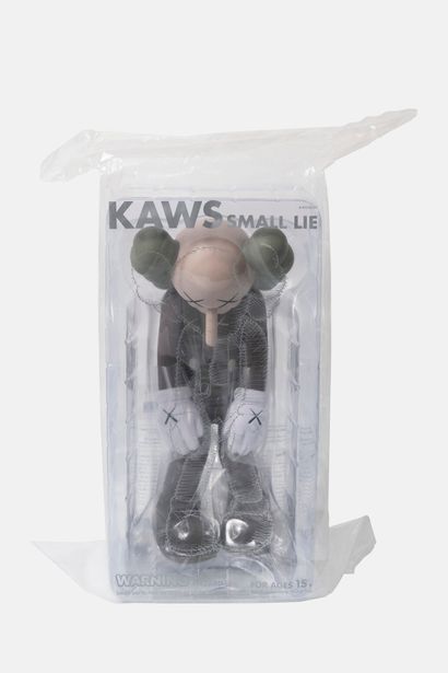 KAWS (1974) Small lie, marron, 2017. 

Vinyle peint, sculpture objet portant la signature,...